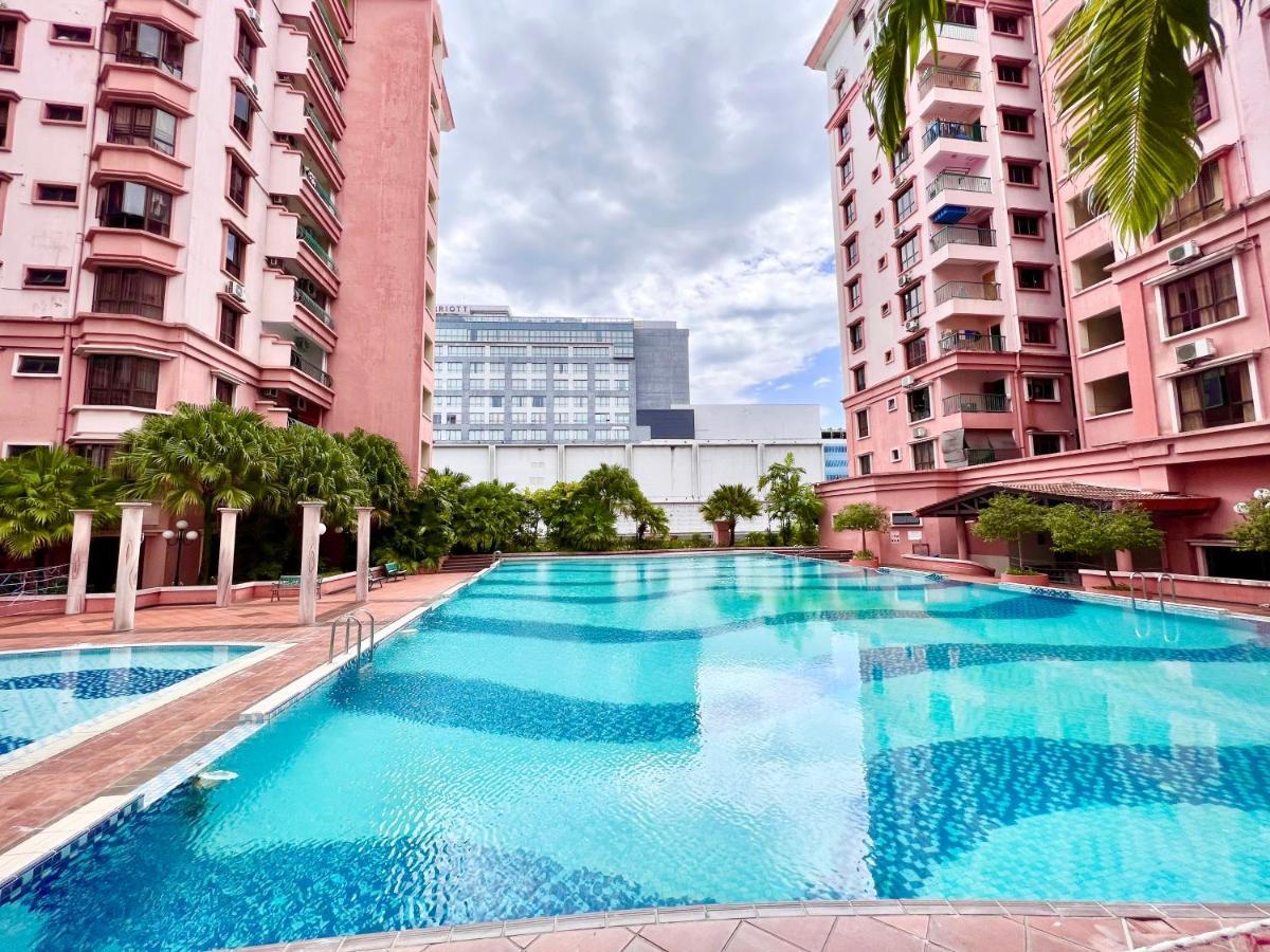 Penthouse Marina Court Vacation Home 4 Bedrooms Kota Kinabalu 14Pax Exterior foto