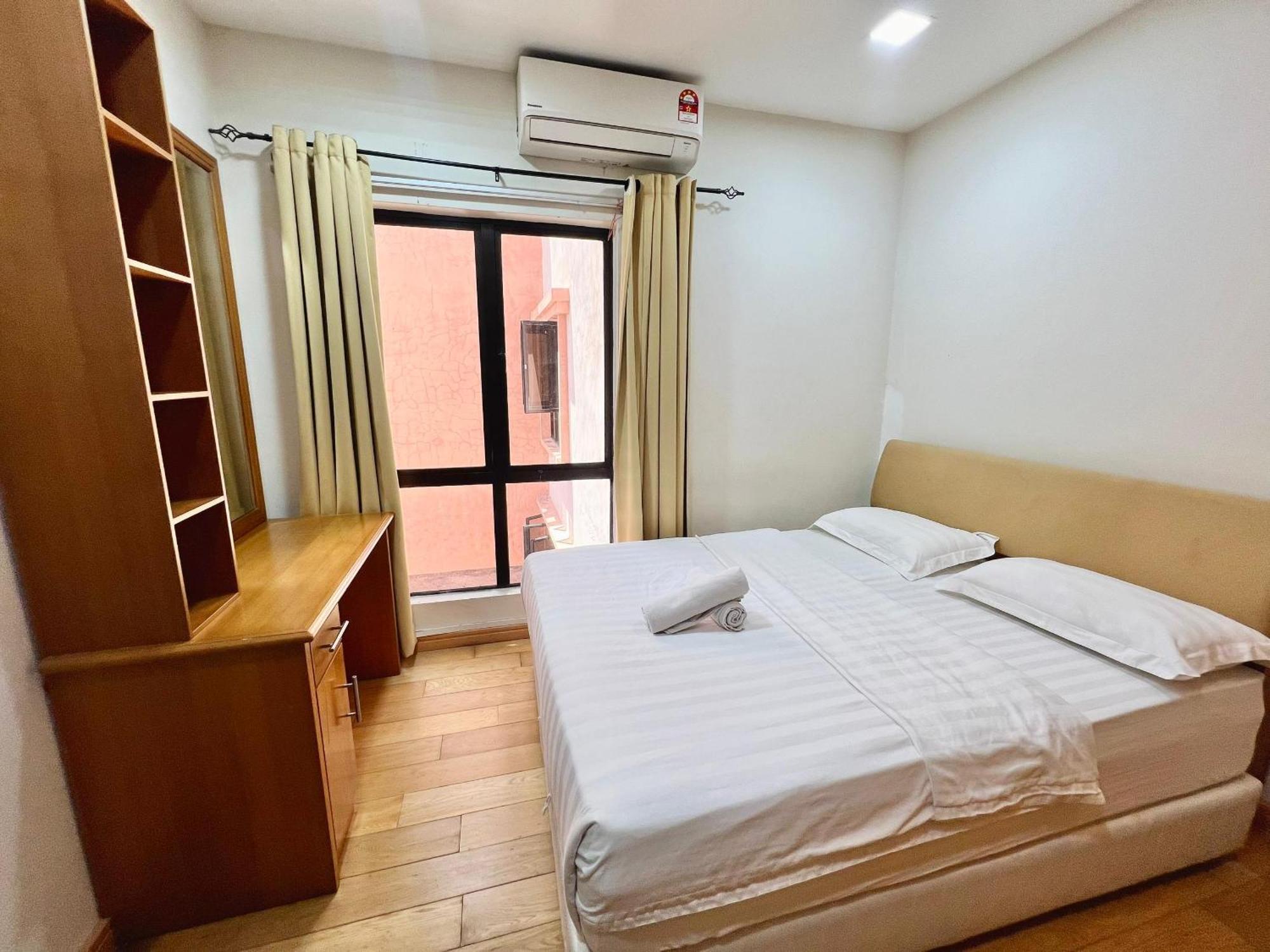 Penthouse Marina Court Vacation Home 4 Bedrooms Kota Kinabalu 14Pax Exterior foto